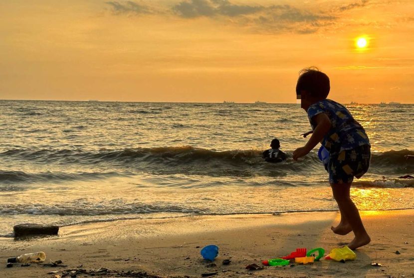 A little boy enjoying playing on the beach at sunset at Pantai Morib in Banting, Selangor.— MUHAMAD SHAHRIL ROSLI/The Star