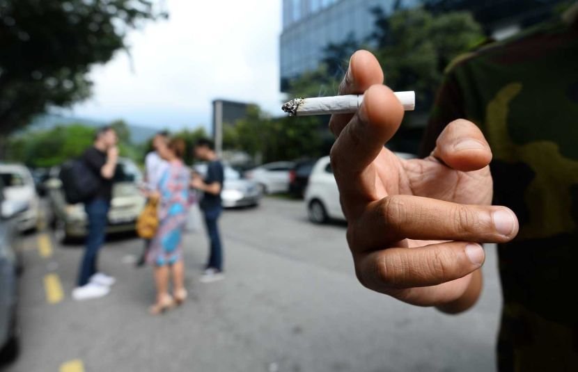 A group of peoples smoking at a public area near a bus stop at Damansara .AZHAR MAHFOF/The Star (29/10/2019)
