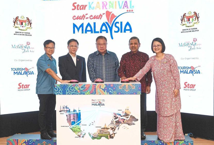Menteri Pelancongan, Seni dan Budaya, Datuk Seri Tiong King Sing (tengah) bersama Ketua Pegawai Eksekutif Kumpulan SMG, Chan Seng Fatt (dua kiri) melancarkan Star Karnival Cuti-Cuti Malaysia di Menara Star pada 22 Ogos lalu.