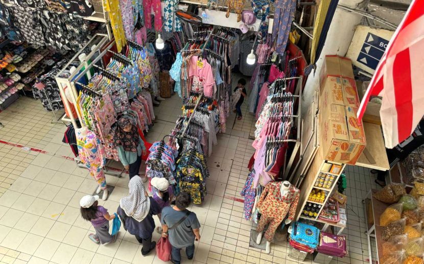 Orang ramai mengambil peluang untuk mencari cenderahati.