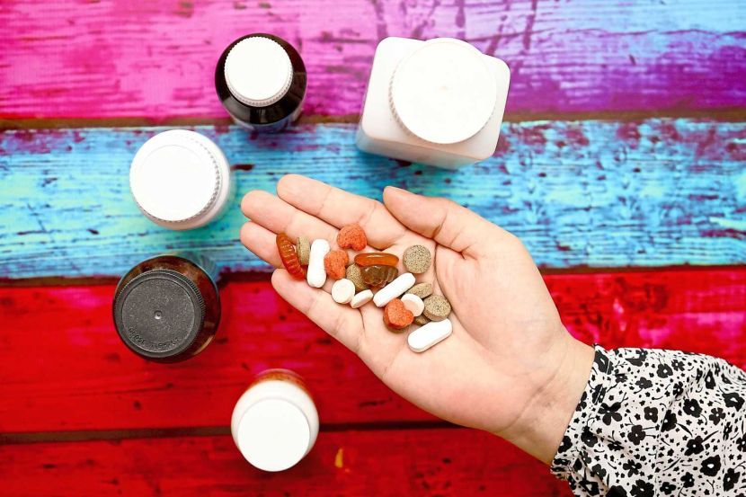 Pengambilan supplement yang pelbagai boleh memudaratkan kesihatan. -Gambar hiasan