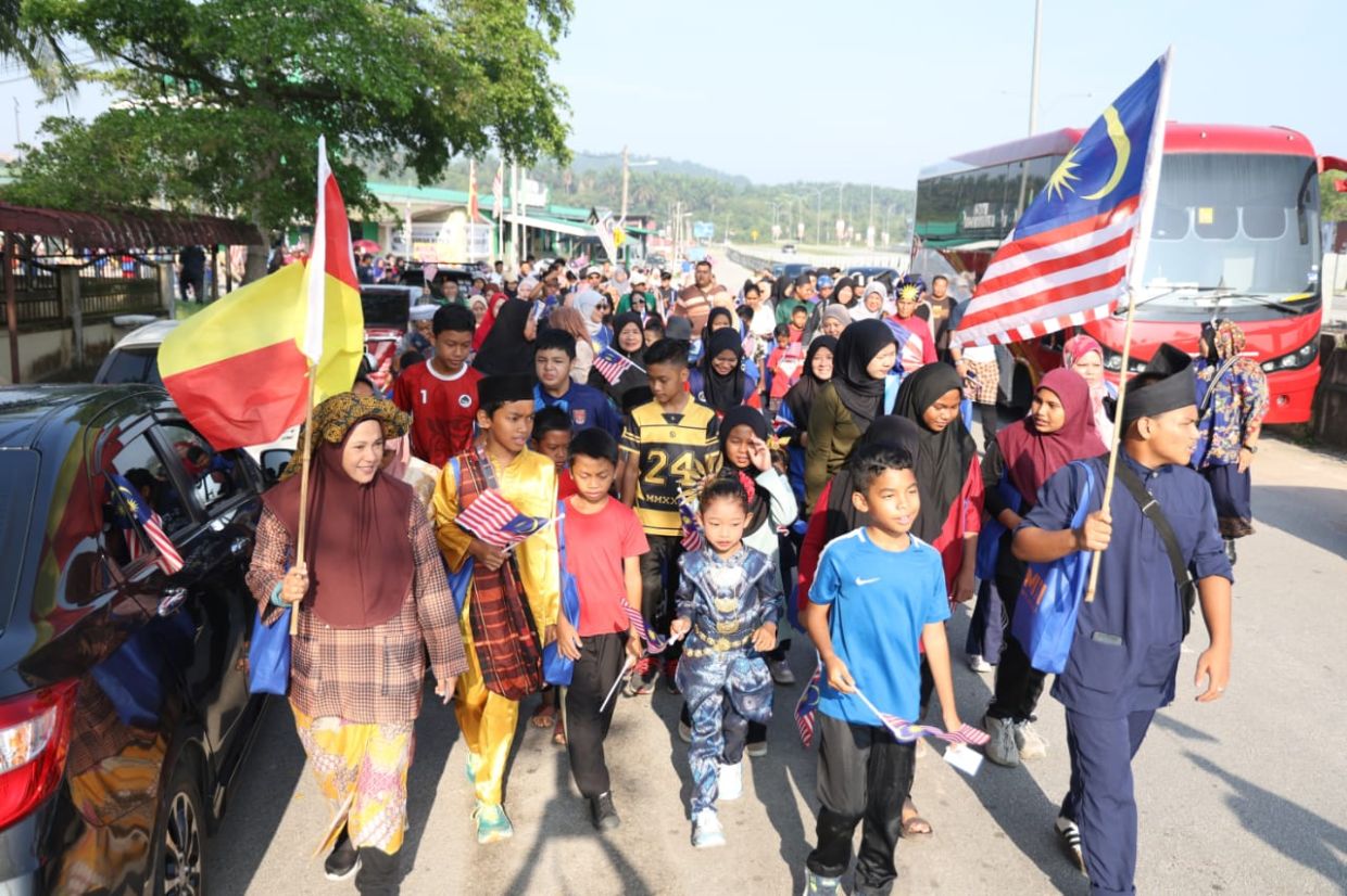 Penduduk kampung termasuk kanak-kanak turut hadir memeriahkan acara itu.