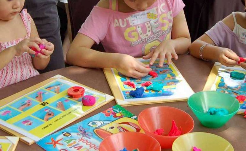 Anak akan mengeluarkan perkataan yang didengarinya semasa bermain.