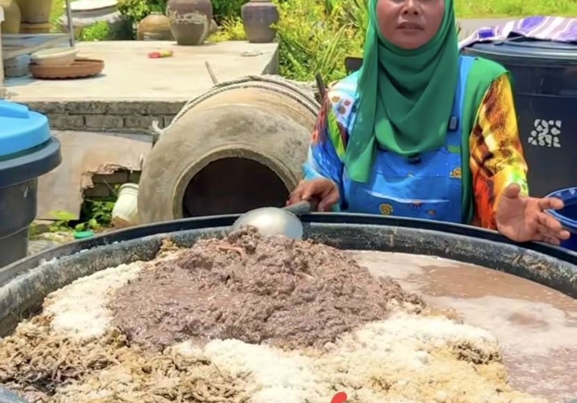 Tangkap layar video pembuatan budu yang tular di media sosial.
