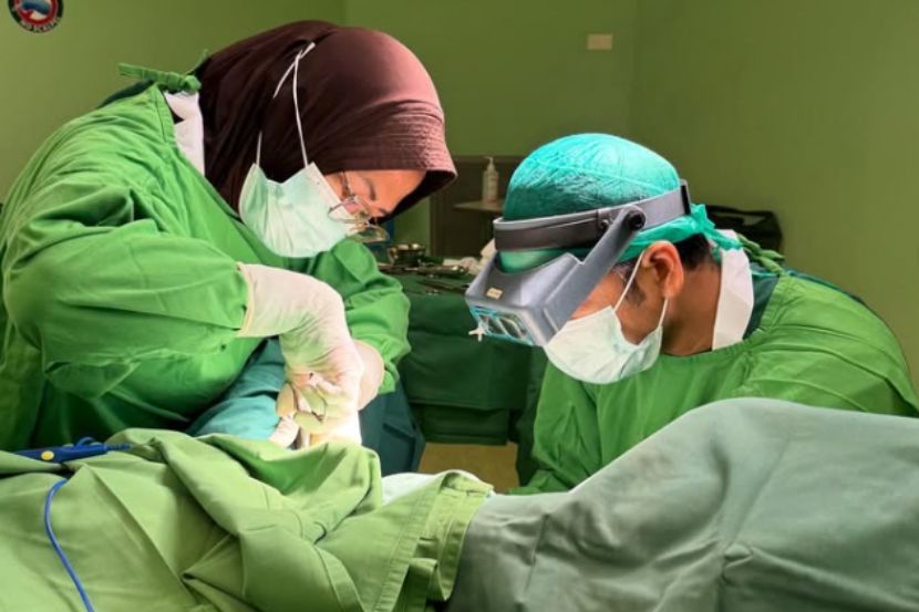 Dr. Dafnil Putra (kanan) ketika menjalankan pembedahan terhadap kanak-kanak terbabit.
