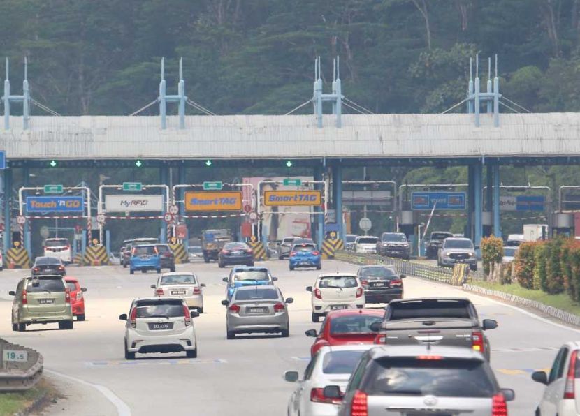 The traffic situation around 3pm at the Gombak toll Plaza in Kuala Lumpur heading towards to east coast during people going back to hometown for voting. — FAIHAN GHANI/The Star
