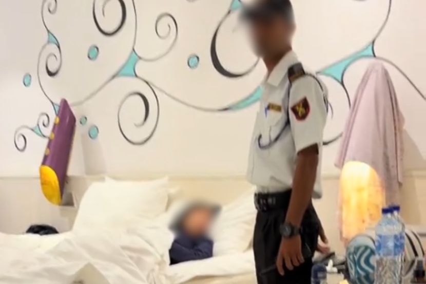Wanita mabuk tersalah masuk bilik nyenyak tidur walaupun dikejutkan pengawal keselamatan.
