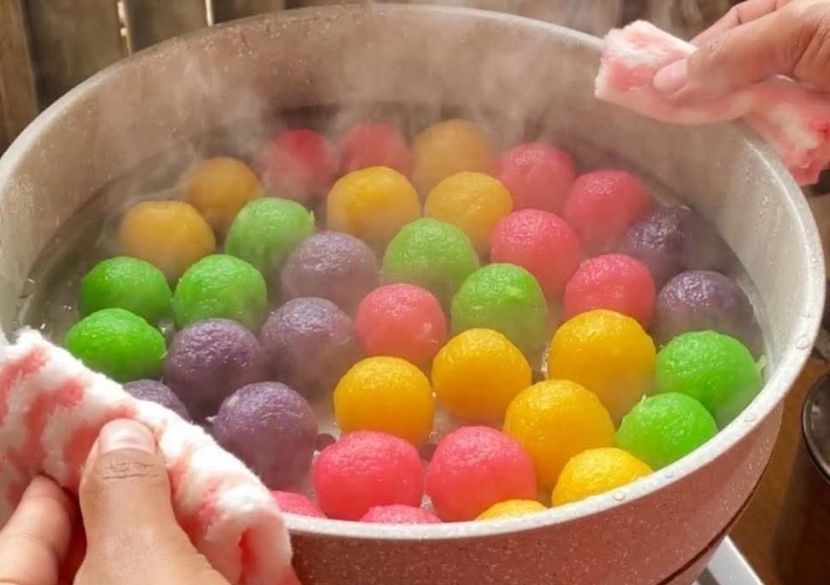 Setiap bebola yang dihasilkan perlu dikukus terlebih dahulu.