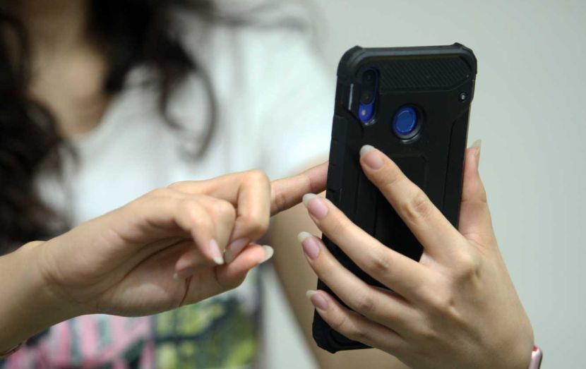 Story on educate student/secondary school how to using sosial media correctly.