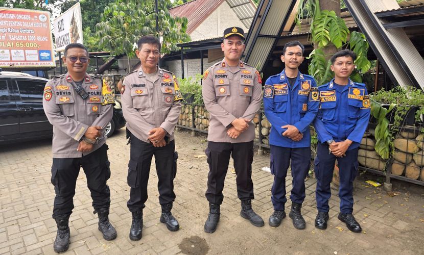 Pasukan polis yang hadir selepas hantarannya tular.