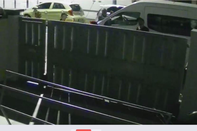 Wanita berkongsi tangkap layar CCTV menunjukkan sekumpulan individu mendakwa mereka JAIS.