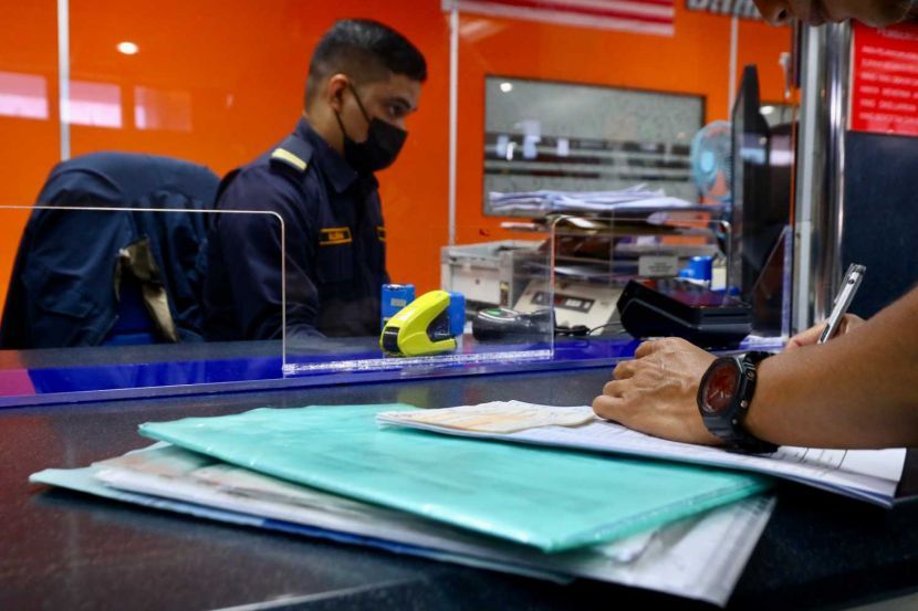 Runner making a deal at the counter at Jabatan Pengangkutan Jalan Wilayah Persekutuan Kuala Lumpur. Story on 6 months of digitalization of JPJ. — FAIHAN GHANI/The Star