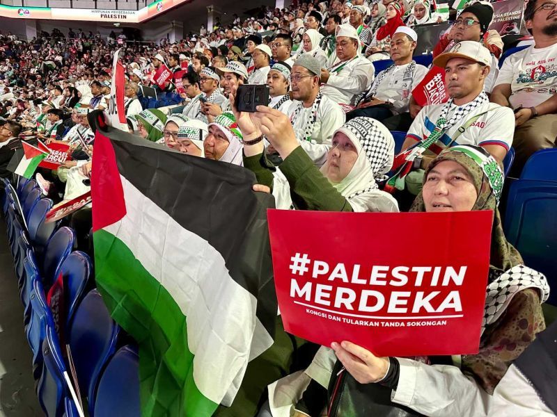 Crowd inside the stadium during Himpunan Pembebasan Palestin di Axiata Arena Bukit Jalil, Kuala Lumpur. — SHAARI CHEMAT / THESTAR