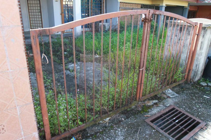 Pictures of dengue breeding sites at Bandar Putra Permai, Seri Kembangan. — LOW LAY PHON/The Star