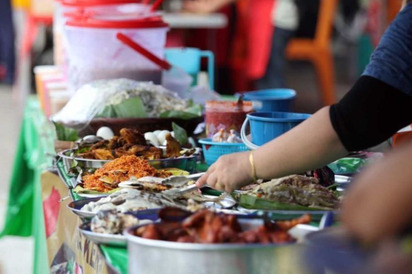 Peniaga kecil terutama menjual makanan menjadikan media sosial untuk mempromosikan produk. -Gambar hiasan