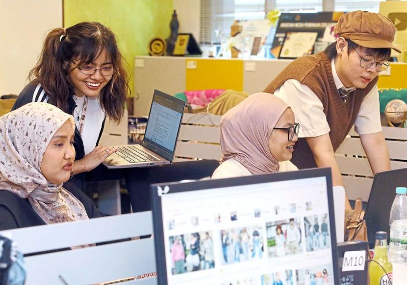 Kemesraan yang terjalin membuatkan rakan pejabat gemar melakukan aktiviti bersama. -Gambar hiasan