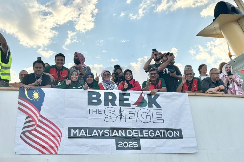 Syafik (dua dari kiri) bersama sebahagian sukarelawan Malaysia ke Gaza.