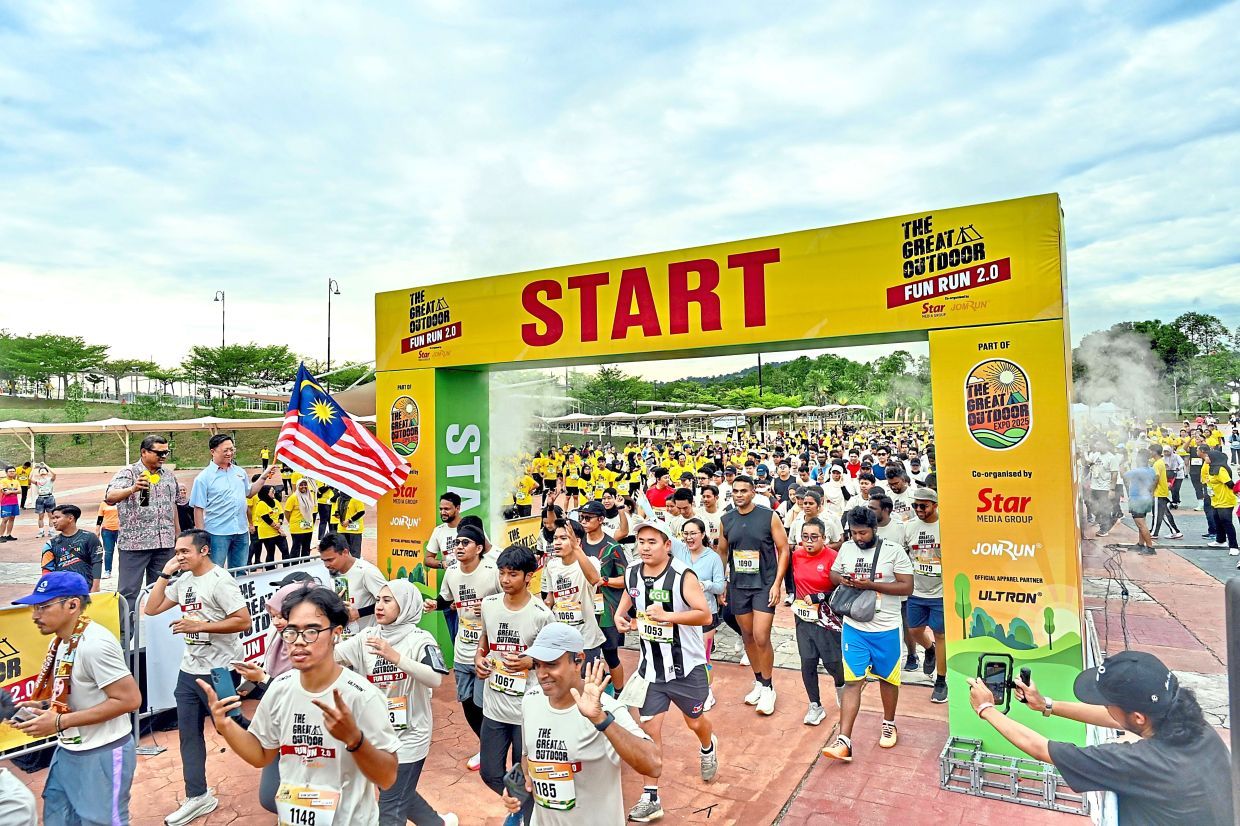 SERDANG: Tourism Malaysia director-general Datuk Manoharan (most left) and Star Media Group (SMG) chief executive officer Chan Seng Fatt flagging off participants of the Fun Run at The Great Outdoor 2025 (TGO) in collaboration with Karnival Cuti-Cuti Malaysia (KCCM) held at MAEPS Serdang. — RAJA FAISAL HISHAN/The Star