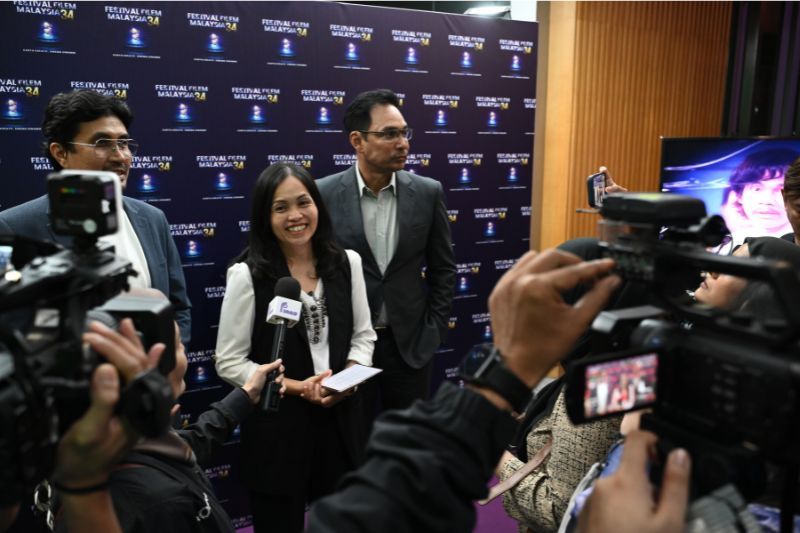 Dari kiri: Ketua Pegawai Eksekutif (CEO) Finas, Datuk Azmir Saifuddin Mutalib, Teo Nie Ching danPengerusi Finas, Datuk Hans Isaac.