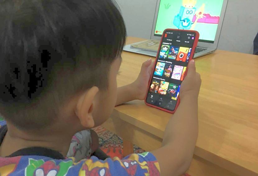 Segelintir kanak-kanak terdedah pada penggunaan gadget sejak kecil. -Gambar hiasan