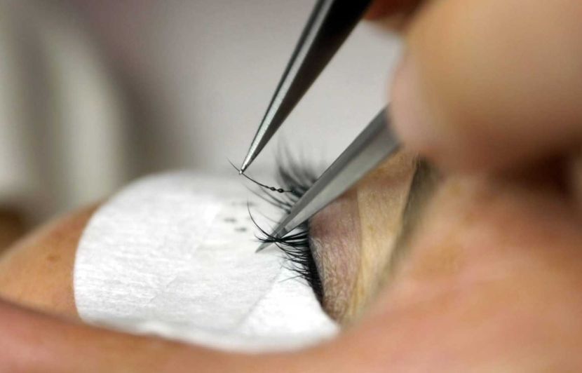 Michelle McCabe applies eyelash extensions on a client at Les Cheveux salon in Hartford, Conn. Illustrates FASHION-EYELASHES (category l) by Greg Morago (c) 2006, The Hartford Courant. Moved Friday, May 5, 2006. (MUST CREDIT: The Hartford Courant photo by Cloe Poisson.)