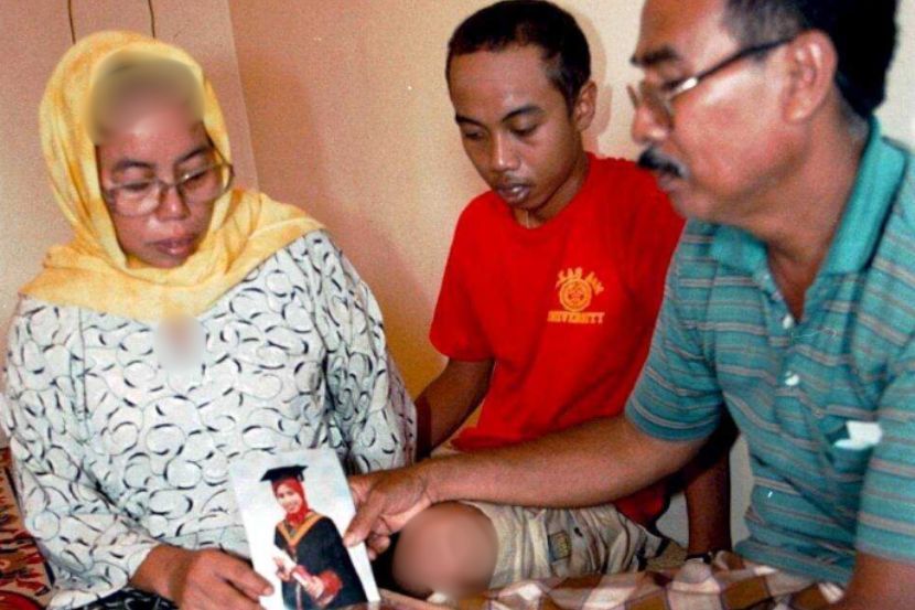 Ibu bapa Suzaily ketika ditemui wartawan The Star di kediaman mereka di Kangar, Perlis pada 2000. -Foto Zainudin Ahad