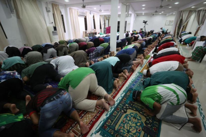 Menunaikan solat adalah kewajipan umat Islam. -Gambar hiasan