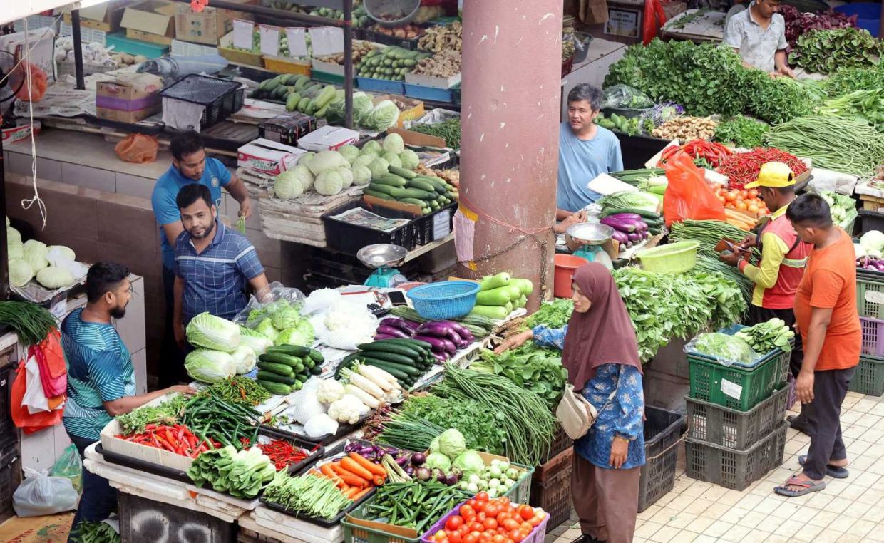 Fruits and fresh vegetables draw customers to Meru’s wet market off Jalan Meru in Klang. — KK SHAM/The Star
