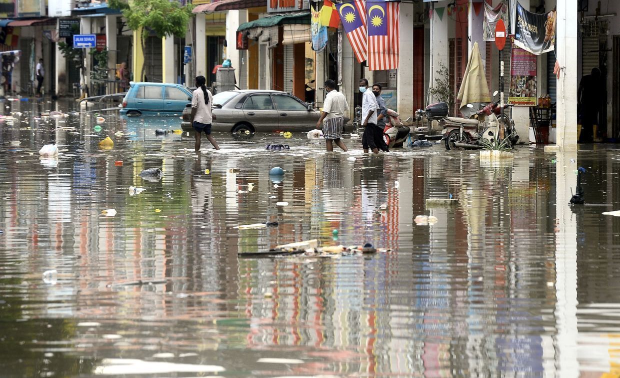 Flood situation in Seksyen 25 Taman Sri Muda, Shah Alam. - AZHAR MAHFOF/The Star