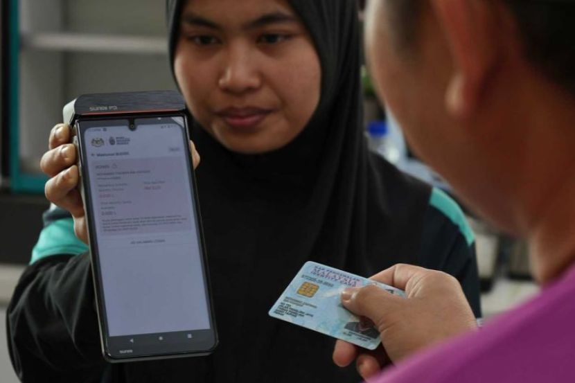 Rakyat Malaysia yang mempunyai lesen memandu layak menikmati BUDI95. -Gambar hiasan