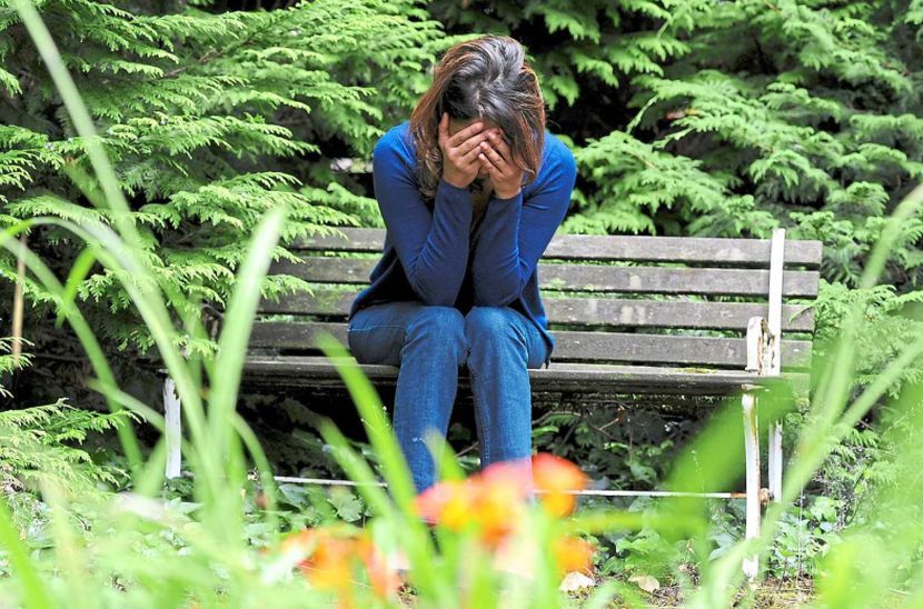 Masalah dialami membuatkan seseorang mudah mengalami tekanan perasaan. -Gambar hiasan