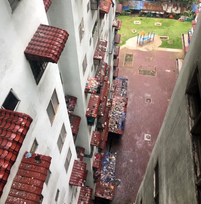 Situasi sama yang dikongsikan seorang warga maya di ruangan balas hantarannya.