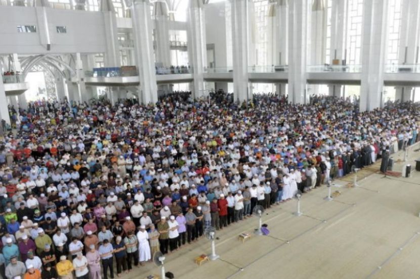 Umat Islam disaran membersihkan diri, berpakaian bersih sebelum menunaikan solat. -Gambar hiasan