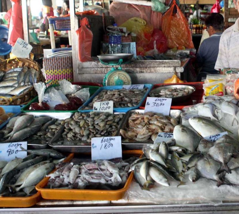 ipapasar160817 15... Fish trader Lee Kui Fong at his stall at the Gunung Rapat market.