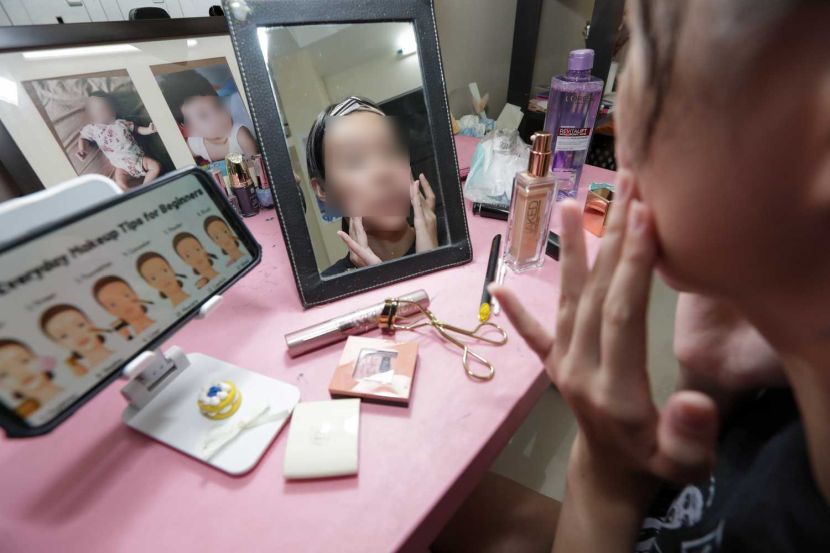 A teenager seen learning make up tutorial through her electronic device at home.Picture for story on social media on beauty industry for children or kids.—YAP CHEE HONG/The Star