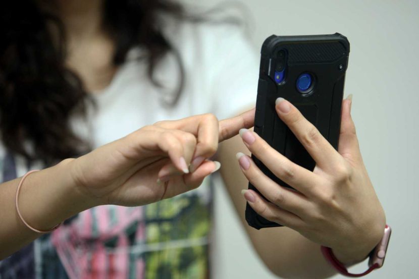 Story on educate student/secondary school how to using sosial media correctly.