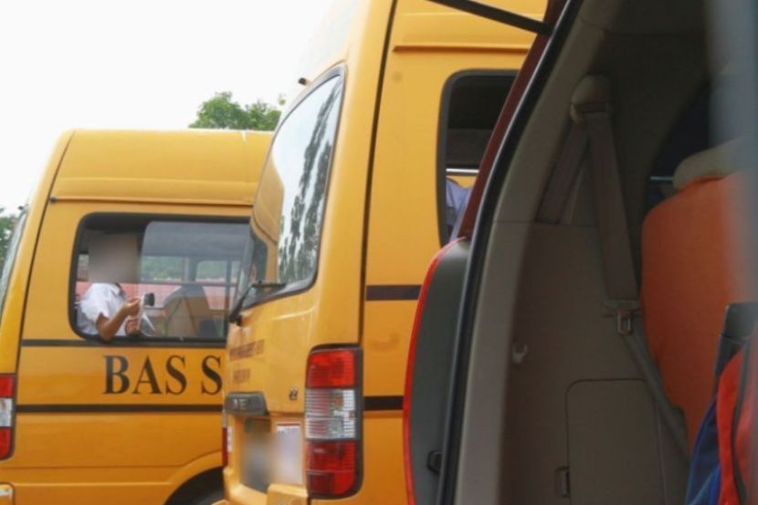 Ibu bapa bekerja selesa menggunakan perkhidmatan bas sekolah untuk menghantar anak-anak. -Gambar hiasan