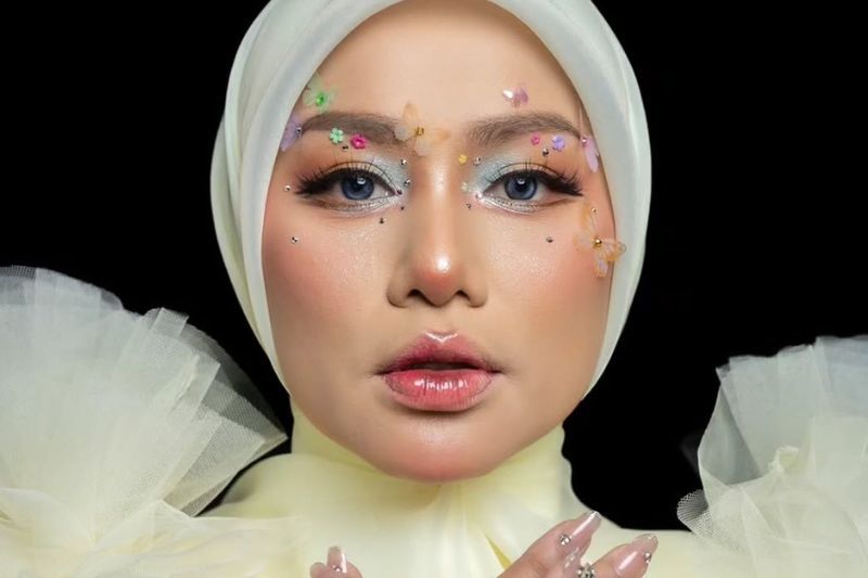 Elly mula berhijab sejak 2 Oktober lalu.