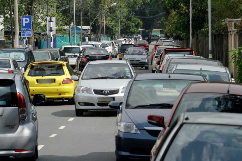 Kesesakan trafik membuatkan ramai yang menggunakan perkhidmatan e-hailing. -Gambar hiasan