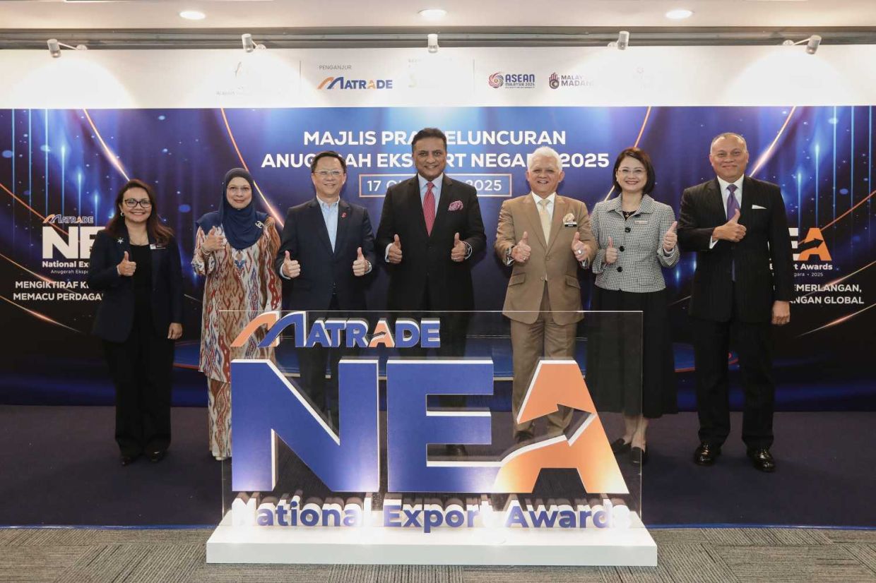 Reezal Merican (tengah), Mohd Mustafa (tiga, kanan) bersama Ketua Pegawai Eksekutif Kumpulan Star Media Group Berhad (SMG), Chan Seng Fatt (tiga,kiri) selepas pra-pelancaran NEA2025.