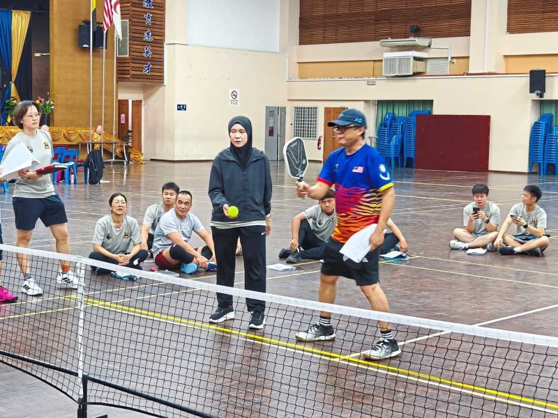 Choo (holding paddle) conducts the instructor course.