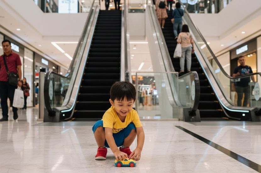 Lumrah kanak-kanak suka bermain tanpa mengira tempat. -Gambar hiasan AI