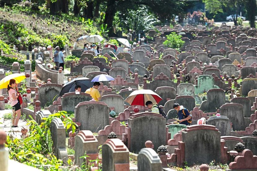 Member of the public seen praying for their departed at Kwong Tong Cemetery, Kuala Lumpur during the Qing Ming festival. —YAP CHEE HONG/The Star