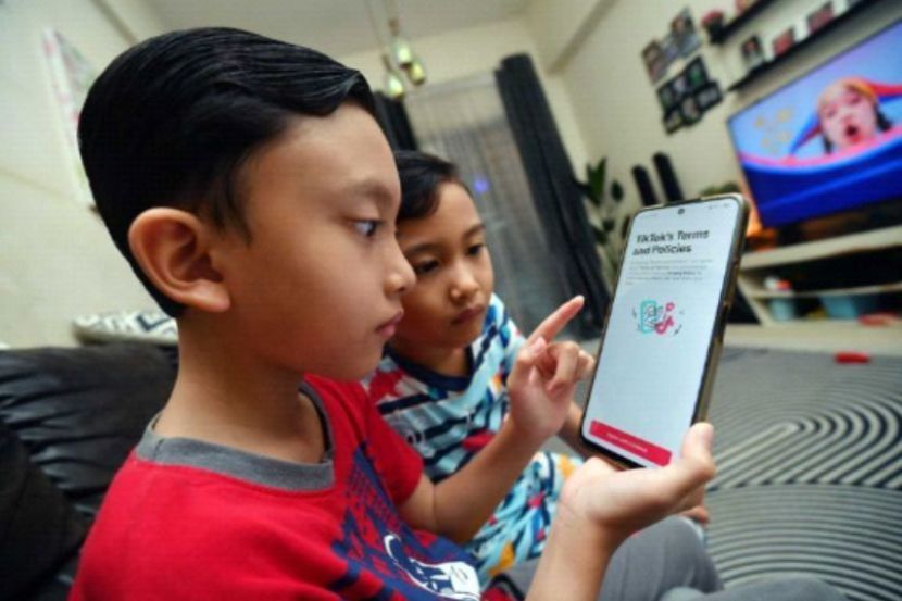 Golongan berusia 16 tahun ke bawah wajar dilindungi. –Gambar hiasan (IZZRAFIQ ALIAS / SMG)