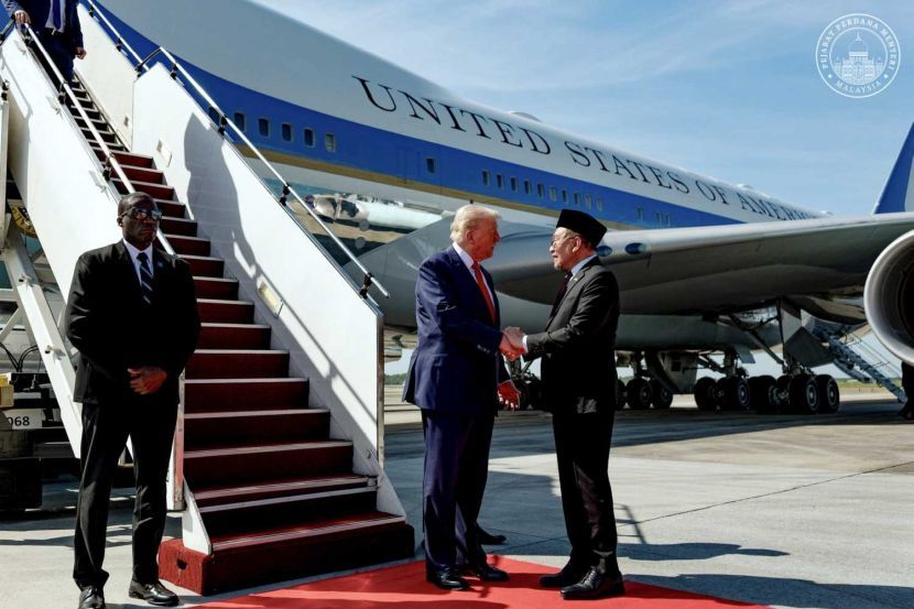 YAB Perdana Menteri, Dato' Seri Anwar Ibrahim YAB Perdana Menteri, Dato' Seri Anwar Ibrahim semasa menyambut ketibaan Presiden Amerika Syarikat, Donald Trump di Kompleks Bunga Raya, Subang. 26 Oktober 2025 Pic from AFIQ HAMBALI/Pejabat Perdana Menteri.