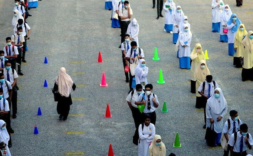 Setiap pelajar perlu mematuhi peraturan sekolah. -Gambar hiasan