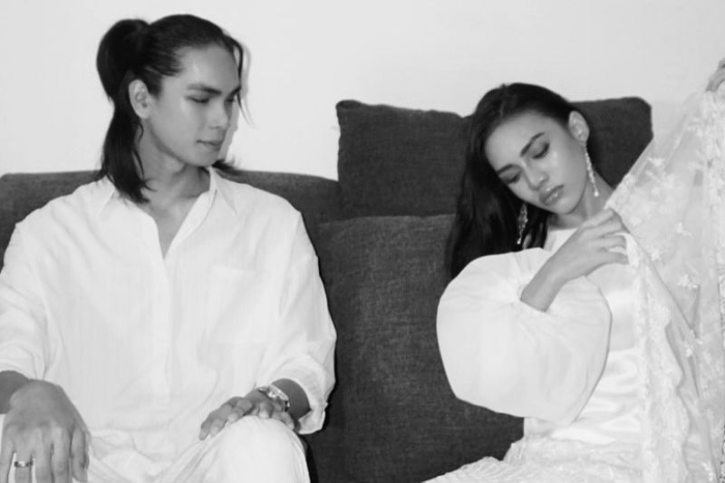 Puteri Balqis (kanan) dipercayai mengikat tali pertunangan pada 12 Ogos lalu.