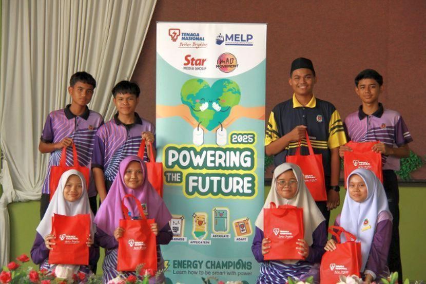 Peserta gembira menerima cenderahati yang diberikan.