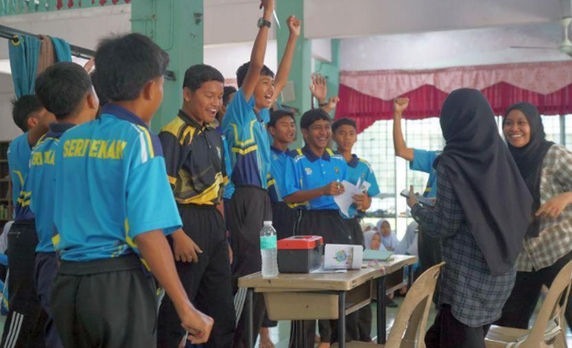 Pelajar SMK Seri Pekan, Pahang yang berjaya menyiapkan aktiviti diberikan.