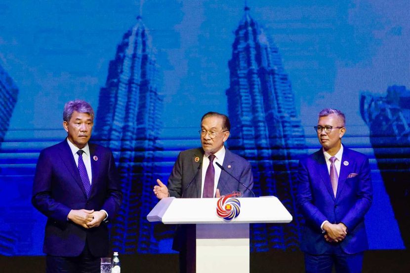 Prime Minister Datuk Seri Anwar Ibrahim on press conference after closing ceremony in conjunction of 47th ASEAN Summit and Related Summits at Kuala Lumpur Convention Centre, Kuala Lumpur. Looking on left is Foreign Minister Datuk Seri Mohamad Hasan and on right is Investment, Trade and Industry Minister Tengku Datuk Seri Zafrul Abdul Aziz. — FAIHAN GHANI/The Star